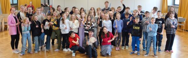 Jaapanlased musitseerivad koos Tartu Raatuse Kooli õpilastega taaskasutusmaterjalidest pillidel