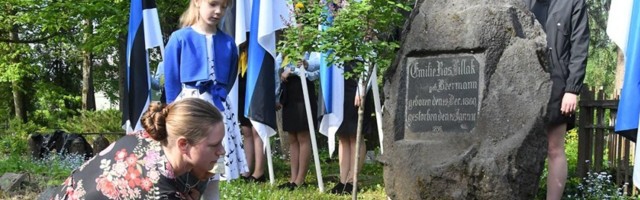 Sintlased sõitsid Viljandisse mälestama rahvuslipu õmblejat