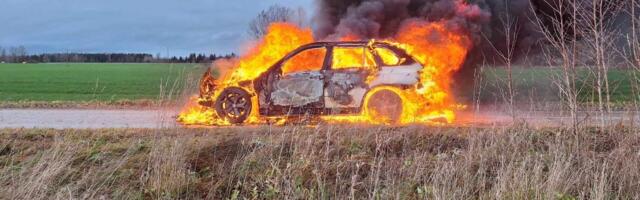 FOTO | Põltsamaal süttis põlema auto