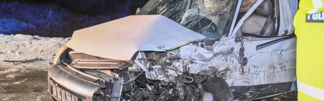 FOTOD ja VIDEO | Viljandimaal põrkasid kokku sõiduauto ja väikekaubik