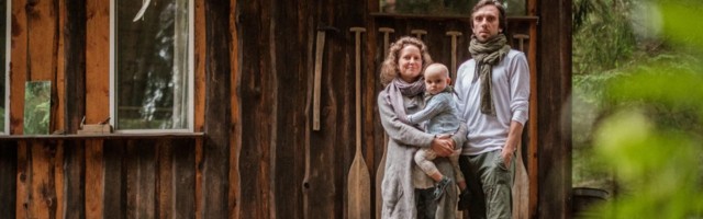 Pisitütrega pere elab sügavas metsas külmiku ja pesumasinata