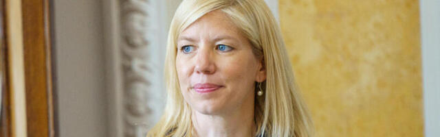 Minister Piret Hartman teeb kaadripuhastust lillede ja muusikaga