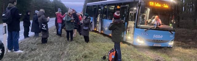 FOTO | Männikul kaotas maakonnaliini bussijuht teadvuse ja sõitis teelt välja