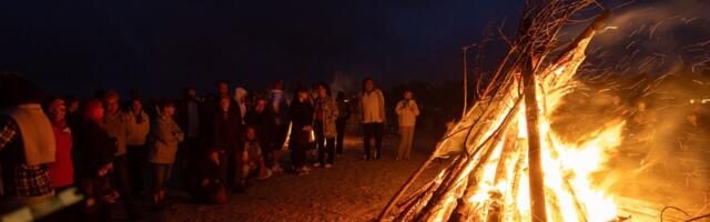 FOTOD | Muinastulede öö tähistamiseks kogunes Pärnu randa rohkelt inimesi