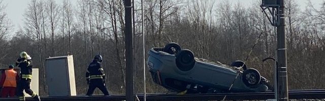 LUGEJA FOTOD | Eakas autojuht keeras oma masina rattad püsti raudteele