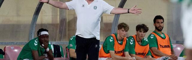 VIDEO | Vilniuse Žalgirise jalgpallifännid loopisid peatreenerile kohvreid väljakule