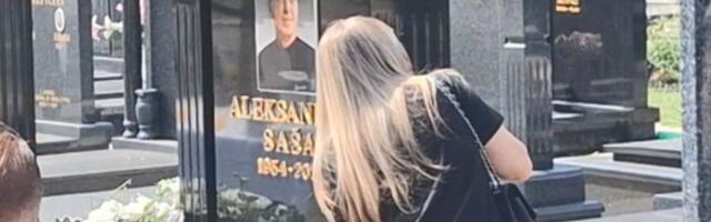 SUZANINI JECAJI ODZVANJAJU GROBLJEM! Sašina udovica zagrlila SPOMENIK, ćerka ne može da dođe sebi od BOLA! (VIDEO)