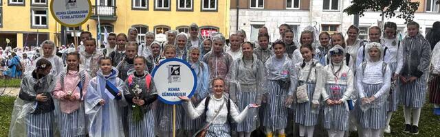 Kehra gümnaasiumi tütarlastekoor sai uued seelikud laulupeo eelõhtuks