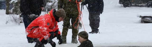Kaitseväelased saavad talvel treenida jääauku kukkumisega toime tulemist