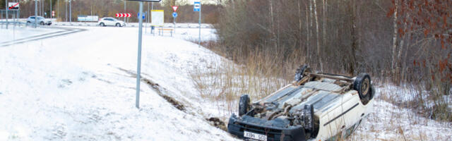 Galerii: Auto paiskus kraavi katusele