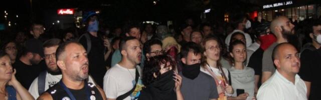 BLOKADERI UNIŠTAVALI IMOVINU I U ZEMUNU! Demolirane prostorije SNS, ubačena pirotehnika, MORALI DA INTERVENIŠU VATROGASCI