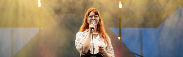 Plekitu luule igavene tähesära lavadel – ja nende taga hämaras