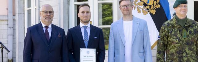 President Karis tunnustas Kadriorus parimaid reservväelasi, aasta tiitli pälvis nooremseersant Sten Vili
