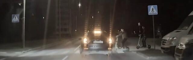 DELFI VOOG | Video_ elektritõuksil mees kihutas Lasnamäel hooga ülekäigurajale ja autole sisse