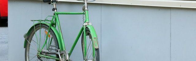 Tallinnas sai viga auto ees äkkpidurdanud jalgrattur