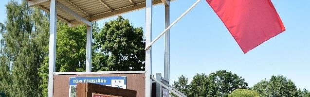 Türi tehisjärve ääres lehvib punane lipp