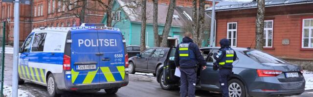 FOTOD | Viljandis sõitis auto vastu maja seina. Kaks inimest viidi haiglasse