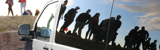 Helsingis liigub ringi tüdrukute kamp, kes röövib möödakäijaid