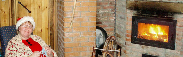 Hiiumaa jõulumemm meisterdas Taani telemeestele puupakust päkapiku