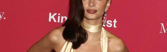 KUUM KLÕPS | Modell Emily Ratajkowski näitab seksikas kostüümis oma veatut figuuri