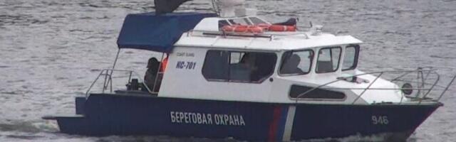 Foto: Vene piirivalvekaater sõitis Narva jõel Wagneri lipuga