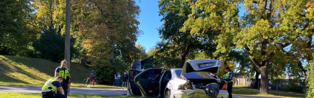Politsei rammis Pärnu kesklinnas teelt välja sõiduauto ja juht pani jooksu