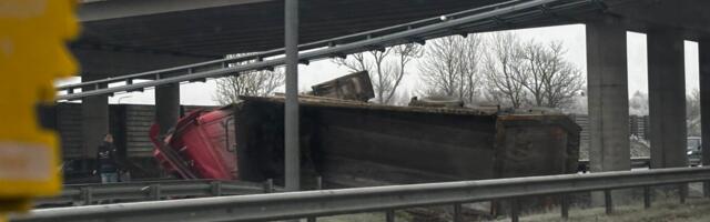 FOTOD | Harjumaal sõitis veoauto viaduktilt alla, juht on kabiinis kinni