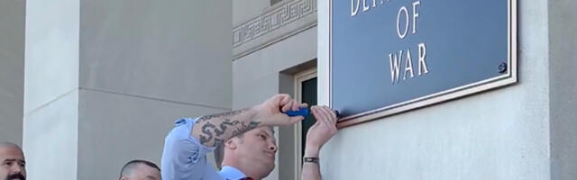 VIDEO: USA sõjaminister vahetas isiklikult asutuse sildi