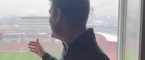 ITALIJANSKI NOVINARI UŠLI U MIKIJEV DOM NAKON ŠTO SU ISPROZIVALI STADION U BOSNI! Kada su videli njegov pogled ostali su bez teksta!