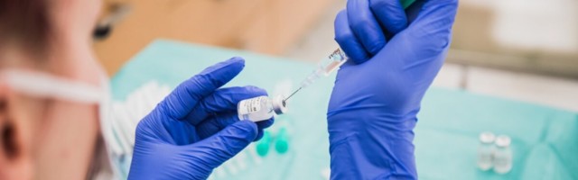 Ministeerium selgitab: miks ei arvestanud valitsus ekspertidega ja soovitab kõiki õpetajaid vaktsineerida tõhustusdoosidega?