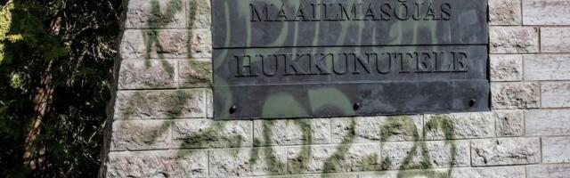 Politsei pidas kinni Pronkssõduri kuju kallal vandaalitsenud alaealised noored