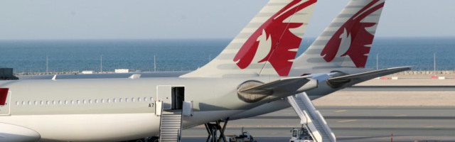 Katari lennujaamas viidi naised lennukist günekoloogilisse kontrolli, sest leiti hüljatud vastsündinu. Riik esines nüüd vabandusega