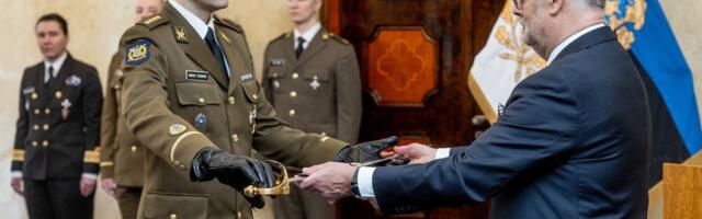 FOTOD | President Karis andis paraadiks üle ohvitseri mõõga ja kinnitas kõrgemad auastmed