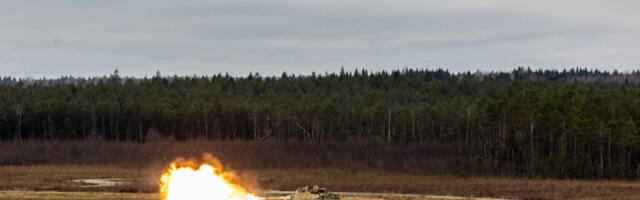 Ameerika Ühendriikide lahingutankid Abrams näitavad keskpolügoonil tulejõudu