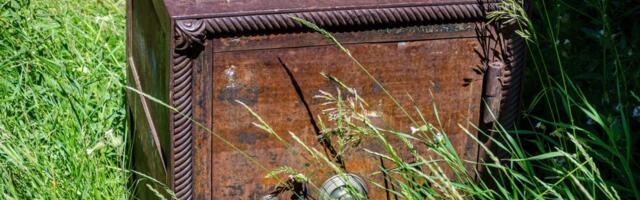 Renovirali su kuću, pa pronašli stari sef: Ono što su našli unutra je vrednije od para i oduševilo je svet