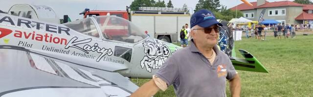 Leedu vigurlendur Jyrgis Kairys teeb Jõhvi lennuvälja kohal akrobaatikat