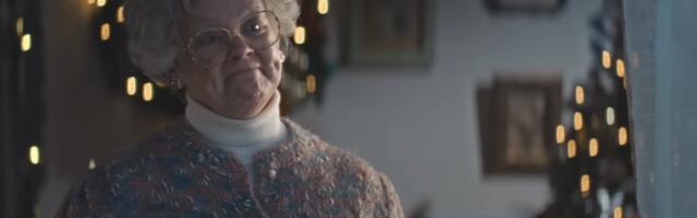 Melissa McCarthy takes the Christmas spirit too far in SNL sketch