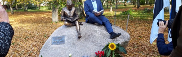 Kultuuriminister Tõnis Lukas luges Kalju Lepiku monumendil luulet