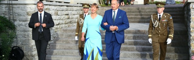 FOTOD | Kui vanast saab uus: president Kersti Kaljulaid kannab tänasel vastuvõtul kangajääkidest õmmeldud šikki õhtukleiti