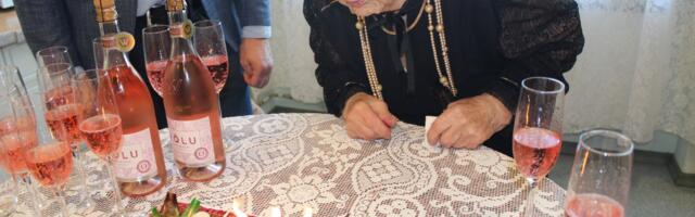 FOTOD: Järva-Jaanis puhuti tordiküünlaid 100. hällipäeva puhul