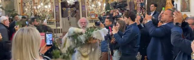 Radost Vaskrsa u grčkoj crkvi: Ovo je viralni "leteći sveštenik"