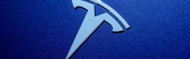 Tesla kutsub tagasi 700 000 autot rehvirõhu häire tõttu