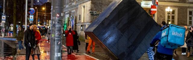 FOTOD ja VIDEO | Läti filmitegijad veeretasid suure kuubiku Tammsaare pargist Coca-Cola Plaza ette
