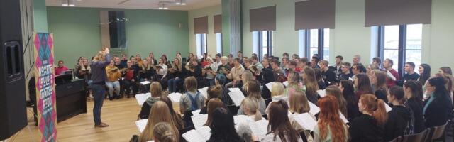 Üle 1300 Võru maakonna inimest alustas sel nädalal XIII noorte laulu- ja tantsupeo "Püha on maa" teekonda