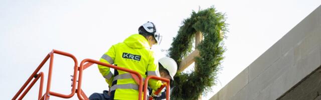 Eilsel päikeselisel päeval toodi pidulikult alla Sõmerpalu lasteaia Lepatriinu sarikapärg