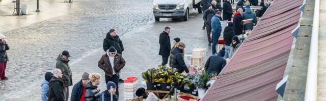 FOTOD | Naistepäeva hommik tõi ostjad juba enne üheksat lillelettide ette