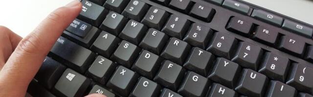 Dugme na tastaturi koje decenijama stoji neprimećeno: Mnogi ni ne znaju čemu služi!