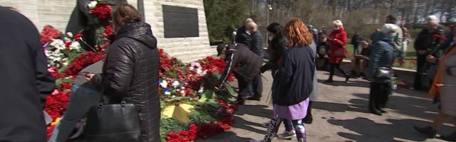 Reporter: Pronkssõduri esine täitus punaste nelkidega