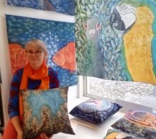 Kunstiaknal ootab värvirohke siidimaali ja padjanäitus