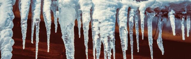 KATUSED PUHTAKS. Majaomanikud peavad möödujaid lume ja jää eest kaitsma